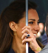 组图：威廉王子与准王妃共亮相 凯特秀迷人微笑