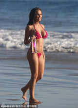 组图：花花公子女郎玫红比基尼晒E奶翘臀