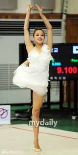 组图：艺体选手孙妍在穿轻薄白纱献艺露打底裤