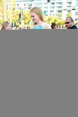 组图：妮可-基德曼亮相 贴身长裙身材高挑