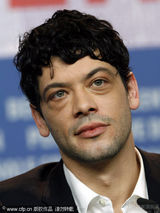 幻灯图：电影《给予》记者会 演员热情送飞吻