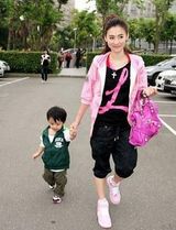 张柏芝穿睡衣享亲子时光 Lucas骷髅装得意抢镜