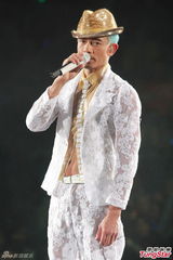 高清图：郭富城透视装秀胸肌 演唱会虚惊一场