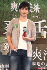 组图：周渝民亮相帅气斯文 陈妍希笑容甜美