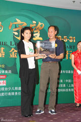 幻灯图：黄奕自费三十万拍得刘翔跑鞋 祝汤淼早康复