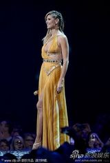 组图：海蒂-克鲁姆遭两猛男露屁股蛋“夹击”