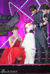 组图：第三届风云新人盛典 韩庚欢快跳“喜洋洋”