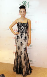 组图：张雨绮亮相京城典雅高贵 身段娇美似性感芭比