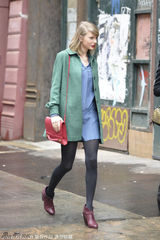 组图：斯威夫特红唇美艳 绿外套搭黑丝色调养眼