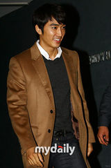 组图：宋承宪贺李辉才大婚 Tony安玄英祝福新人