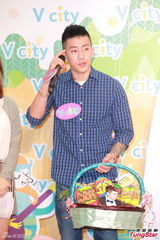 组图：朴宰范呼吁歌迷为海难祈祷 不知尼坤恋情