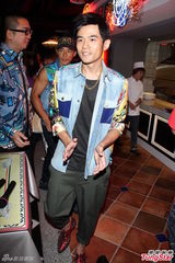 组图：周董不畏小S风波 为自家餐厅拍胸脯保证