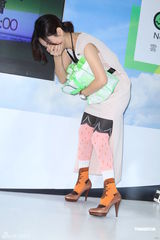 组图：Hebe和Ella现身代言 S.H.E明年有望合体发片