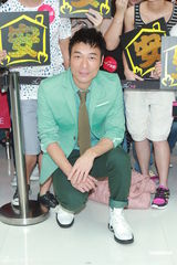 组图：许志安香港办签唱会 与歌迷大玩互动