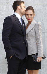 高清组图：梅根-福克斯和老公时装周上秀恩爱