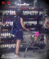 组图：网友曝杨钰莹与神秘男深圳同行购物