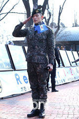 组图：韩星Rain军装帅气亮相爱国竞走大赛