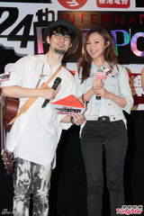 组图：官恩娜与男友吉他传情 赞朱莉切乳房防癌