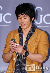 组图：韩星张赫办见面会 温柔笑容令粉丝着迷