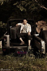 组图：黄海波登时尚杂志 酷车造型HOLD住全场