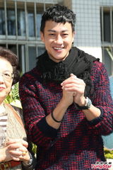 组图：何润东爸妈准备婴儿房 高压逼婚