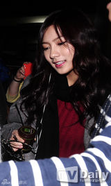 组图：李宝英李升基等赴港 韩彩英御姐范儿