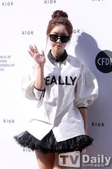 组图：JYJ金在中黑白虎纹上衣亮相首尔时装周