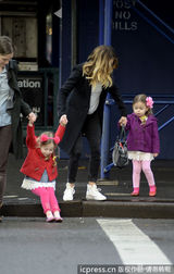 组图：杰西卡-帕克双胞胎女儿头戴粉花可爱养眼