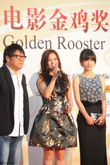 组图：赵薇携杨子姗走上金鸡百花红毯