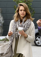 高清组图：杰西卡-阿尔芭街拍 围巾搭配宽松毛衣