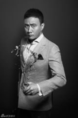 组图：胡军黑白写真棱角分明酷劲十足