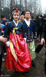 幻灯：张娜拉全家祭拜李时珍 不受“圈钱门”影响