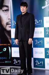 组图：韩片《华颐》发布 吕珍九露纯真笑容