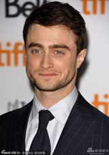 组图：丹尼尔撑《F字头》首映左拥右抱