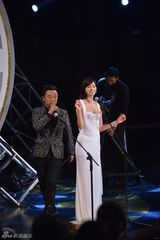 组图：林志玲金马奖大秀性感 和黄渤暧昧欲接吻