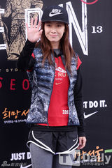 组图：宋智孝等参加长跑活动 俊美夫妇携手亮相