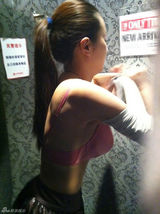 组图：女星孟茜商场试衣遭偷拍 粉红色内衣裹爆乳