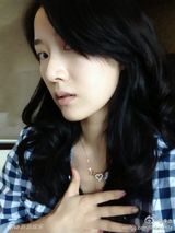 组图：李念晒居家自拍露乳沟 素颜清新