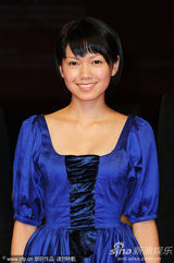 组图：《庸才》首映 堂富美蓝裙可爱臀部似鸡尾