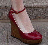 高清组图：徐立街拍LOOK 白色纱衣搭配红色短裙