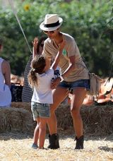 组图：哈利贝瑞与前男友携爱女度假