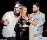 组图：希尔顿泡夜店排场大 为粉丝签名乐淘淘