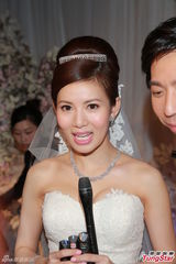 组图：张美妮穿传统裙褂出嫁 新郎深情热吻