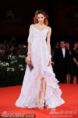 组图：安娜蕾-提普顿闪耀红毯 裸色纱裙飘逸轻盈