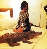 组图：凯蒂-佩里水墨装亮相自传电影东京首映