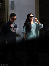 组图：黄志忠回京美女接机 亲密用餐