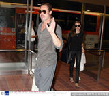 组图：皮特朱莉携子女抵达日本宣传人气爆棚