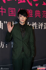 姚晨露背装秀性感 范冰冰否认收婚戒称自备(图)