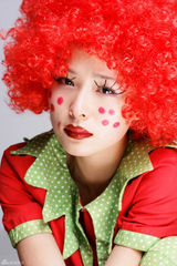 组图：江一燕小丑写真玩百变 银幕素描潇洒小妞