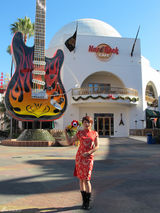 高清：江映蓉着鲜红色旗袍秀中国风 带小浪游美国